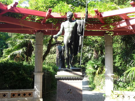 "Ókori" szobor a parkban