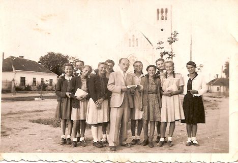 Továbbképzősök Varga Józsel tanár bácsival (kb.1942.)