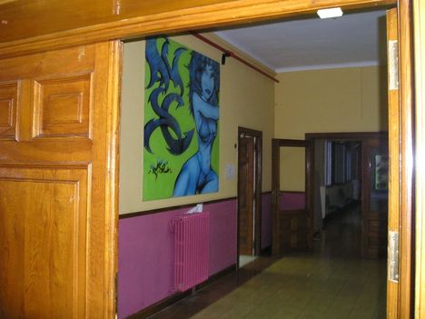 A kollégium emeleti folyosóján lévő poszter