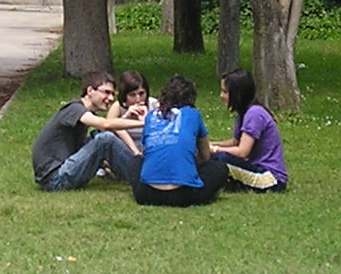Fűben ülő diákok
