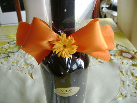 quilling virággal díszített bor