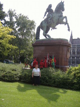 2O11.O7.13.Rákóczi Emlékmenet ünnep résztvevőjeként a Parlament előtt, a Rákóczi lovas szobornál.