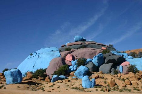 Festett sziklák Tafraoute-ban