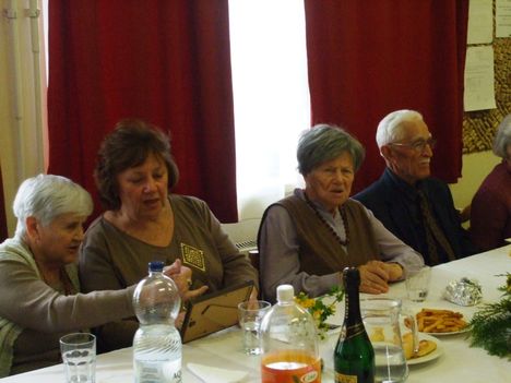 90. évesek köszöntése a gönyűi Idősek klubjában 18
