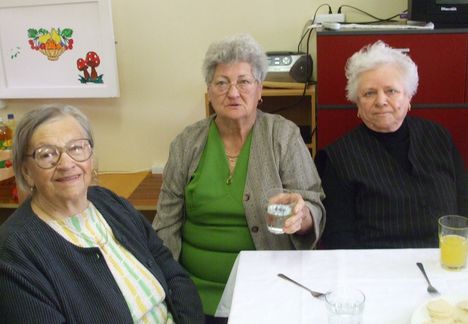 90. évesek köszöntése a gönyűi Idősek klubjában 1