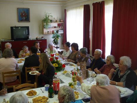 90. évesek köszöntése a gönyűi Idősek klubjában 6
