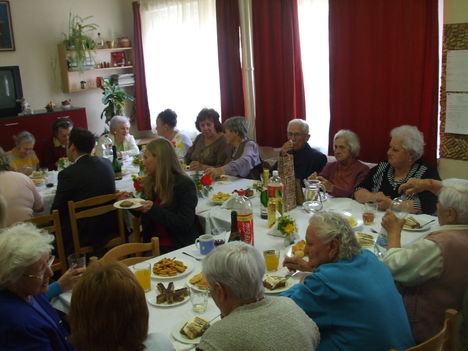 90. évesek köszöntése a gönyűi Idősek klubjában 7