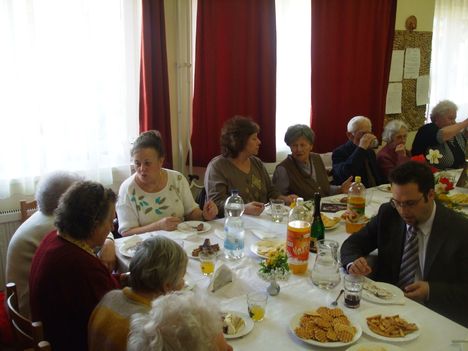 90. évesek köszöntése a gönyűi Idősek klubjában 8