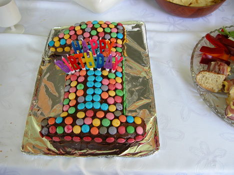 Torta kicsiknek M&M-szel dekorálva