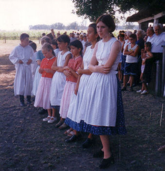 Barbacsi néptáncosok a falunapon 2006