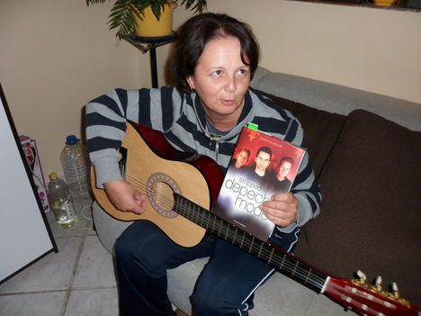 Andi, gitár, DM könyv