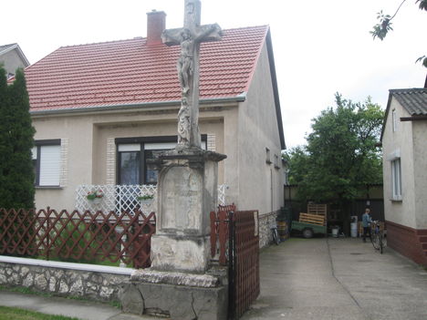 Jézus szobor a Kazinczy utca végén