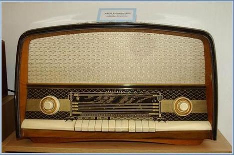 formás régi rádió a gyulai rádió múzeumból