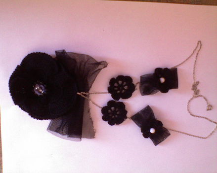 Fekete  virág láncon, pipacs és tüll dekorral