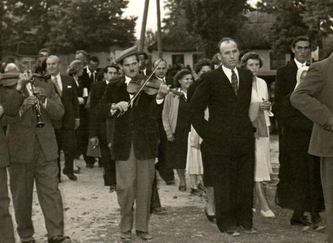 Lakodalom Kisbodakon, elől Kertész Lajos, 1960-as években