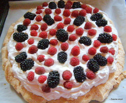 Pavlova torta málnával és szederrel