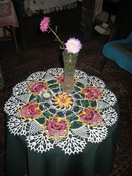 Asztalterytő virággal