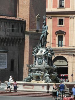 Bologna 20-Neptun kút bronzfigurái