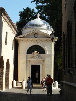 Dante sírja-Ravenna- a harangtoronyban 2
