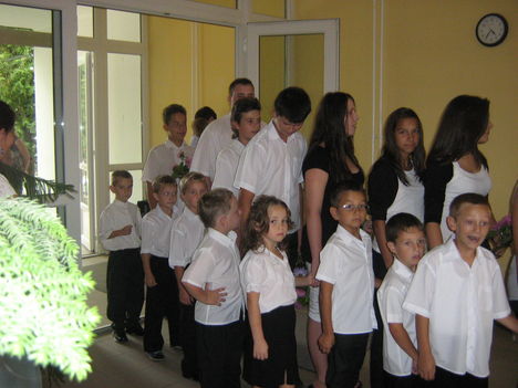 Nyolcadikosok kísérik az iskolába az elsősöket