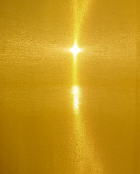 Aranyló Nap tükröződése a Dunában