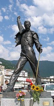 200px-Freddy_Mercury_Statue_Montreux