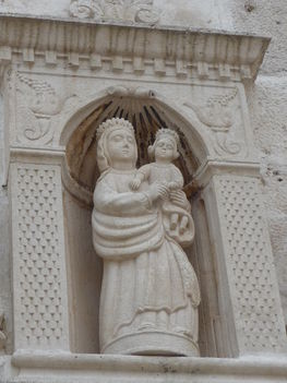 A Szirti Madonna szobra a bejárat felett