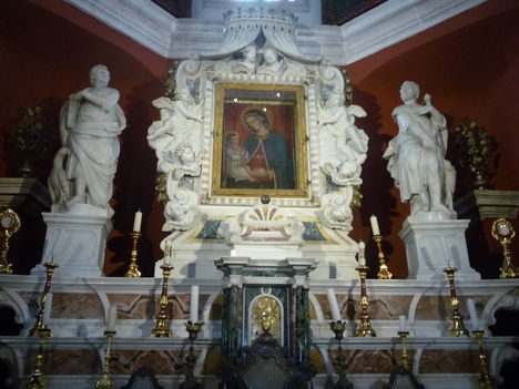 A templom oltára-középen a Mária kép.
