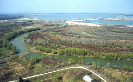 A Mosoni-Duna hullámtéri szakasza a Jónási-ág, Rajka és Dunacsúny között, Légifelvétel