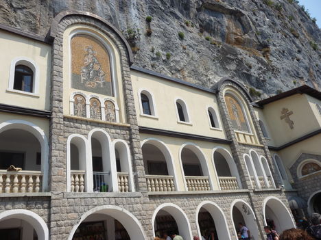 A kolostor épületének homlokzata