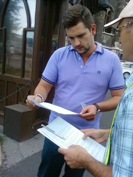 Vona Gábor helyettese veszi át a Jobbiknak címzett petíció példányt