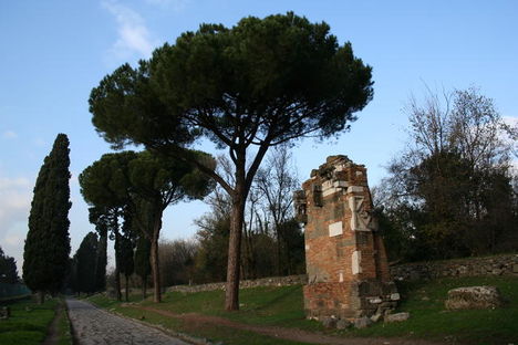 appia_antica_090Tomba di Marco Servilio vicino la cosiddetta Tomba di Seneca