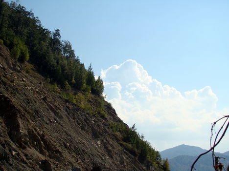 Barangolás a Csukás hegységben  1  - Időnként szikladarabok gördülnek alá .