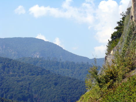 Barangolás a Csukás hegységben  4 - Fejem fölött a meredek sziklafal .