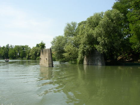 Kimle, Mosoni-Duna a Régi híd pilléreinél, 2003. június 23.-án