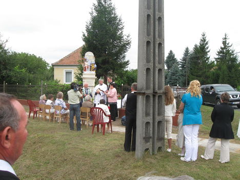  Szentelés, Szentháromság szobor, 2011. júl.