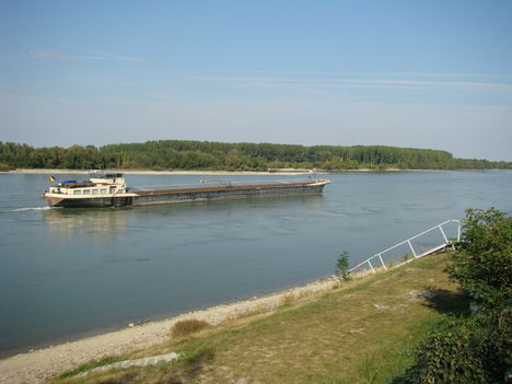 Duna -menti pillanatok szeptember végén 12 - Dunai úszály .