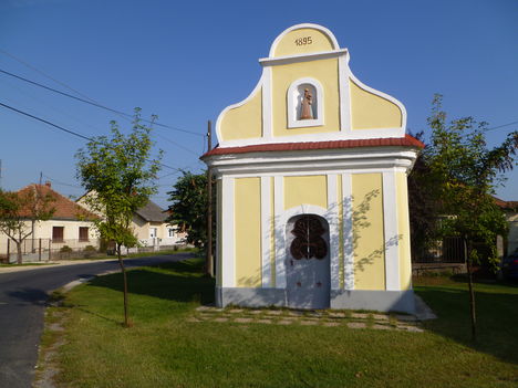 Halászi, 1895-ben épített barokk homlokzatú kápolna, 2011. szeptember 24.-én