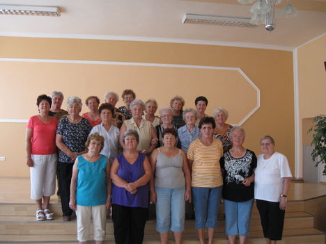 Nyugdíjasklub tagjainak egy csoportja