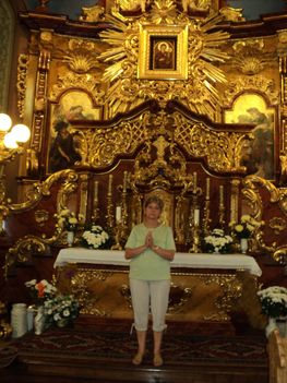 Máriapócsi oltár előtt