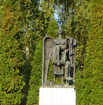 Ásványráró, Somogyi József köztéri alkotása, a II. világháború hőseinek emlékére, 1992-ben készült.