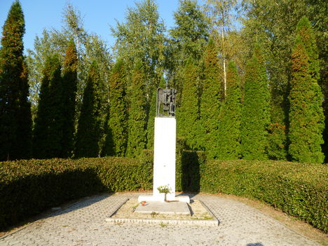 Ásványráró, Somogyi József köztéri alkotása, a II. világháború hőseinek emlékére, készült 1992-ben