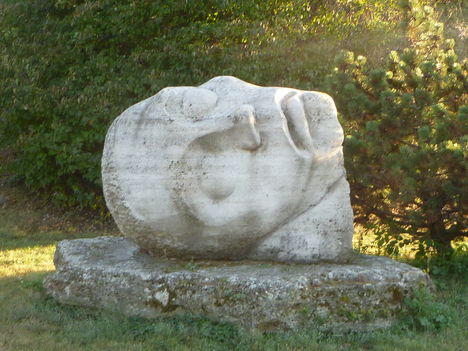 Hegyeshalom, Rieger Tibor szobra, Memento az I. és II. a világháború, kitelepítés, 1956 áldozataiért