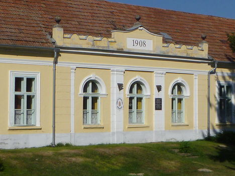 Máriakálnok, az 1908-ban épített Általános Iskola épülete, 2011. október 02.-án