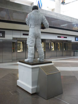 Jack Swigert szobra a vonatállomásnál
