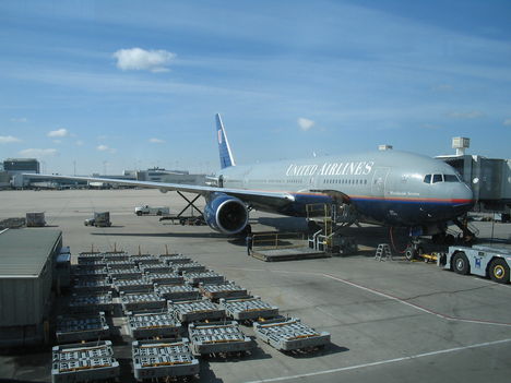 United Airlines Boeing 777 földi kiszolgálása