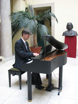 Liszt Ferenc szobra előtt zongorázik Szilasi Alex