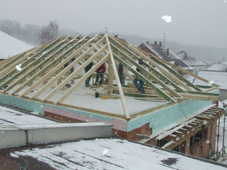 2011.01.26. Készül a tető 1
