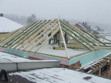 2011.01.26. Készül a tető 2