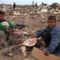 gázai gyerekek élelemért kutatnak